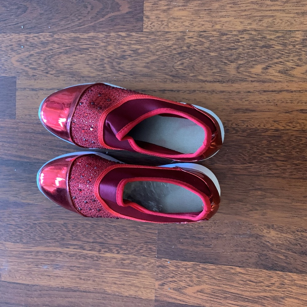 Snazzy sneakers size 6, brand new.
